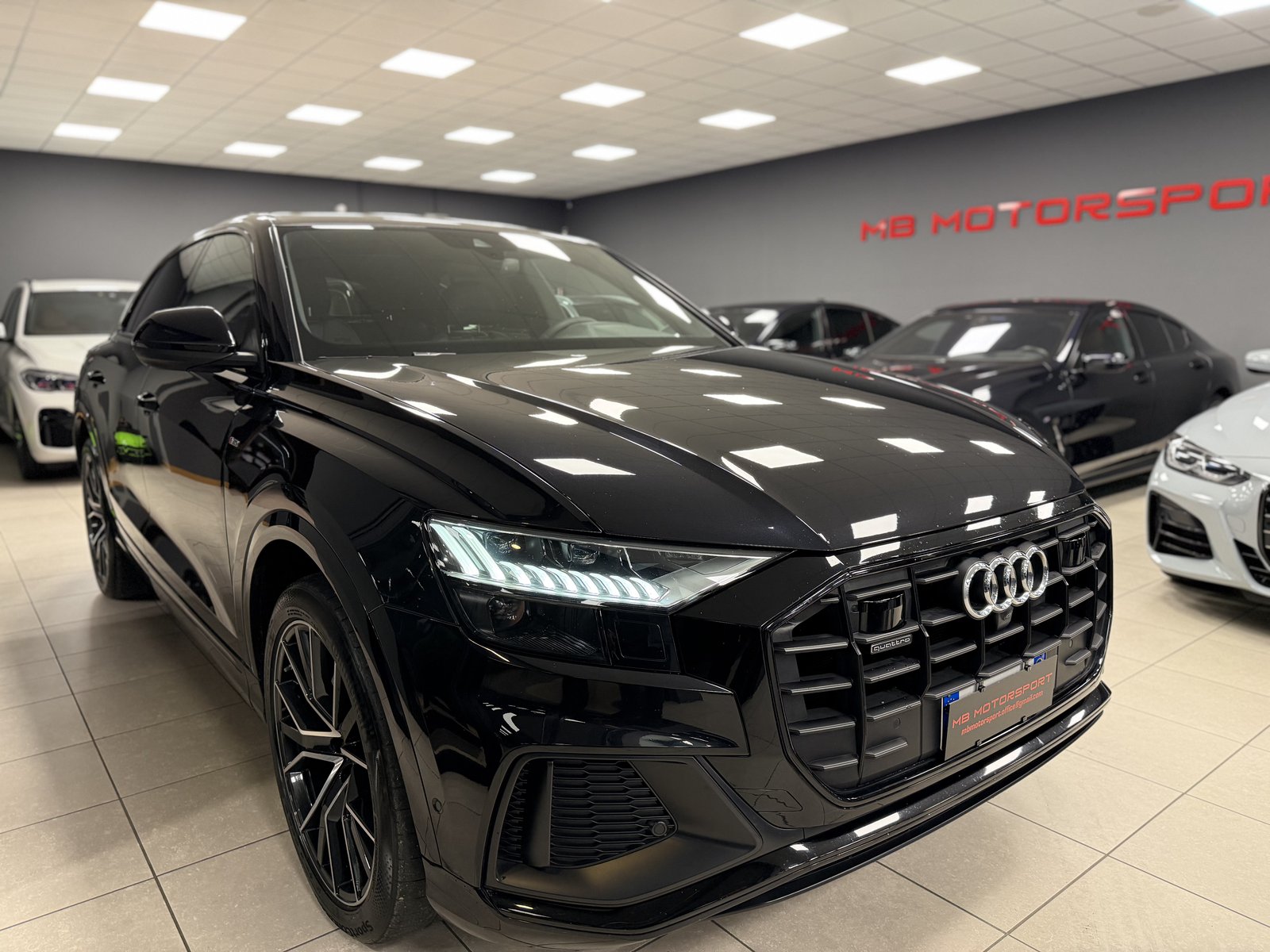 Audi Q8 50 TDI 286 CV quattro tiptronic S line Black (Nero Orca Metallizzato) nel salone MB Motorsport