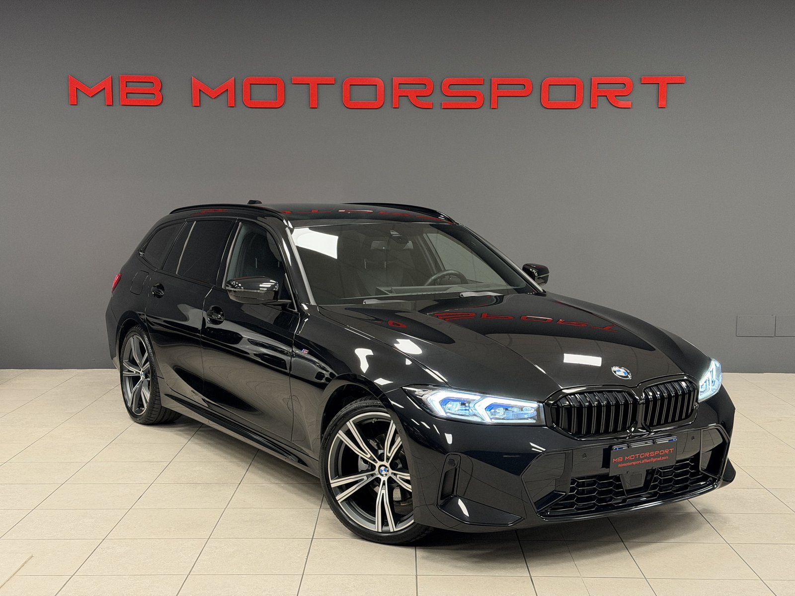 BMW Serie 3 Touring 320d xDrive Touring 190 CV Mild-Hybrid M Sport Pro LCI (Black Sapphire Metallizzato) nel salone MB Motorsport