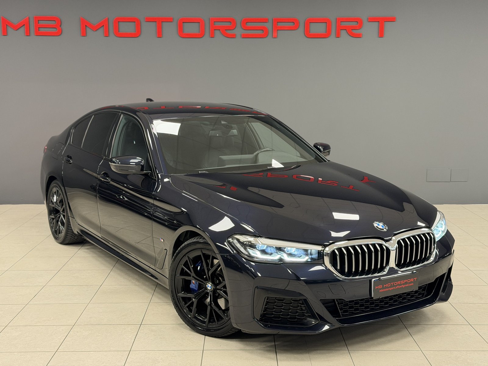 BMW Serie 5 520d xDrive 190 CV Mild-Hybrid Berlina M Sport LCI (M Carbon Black Metallizzato) nel salone MB Motorsport