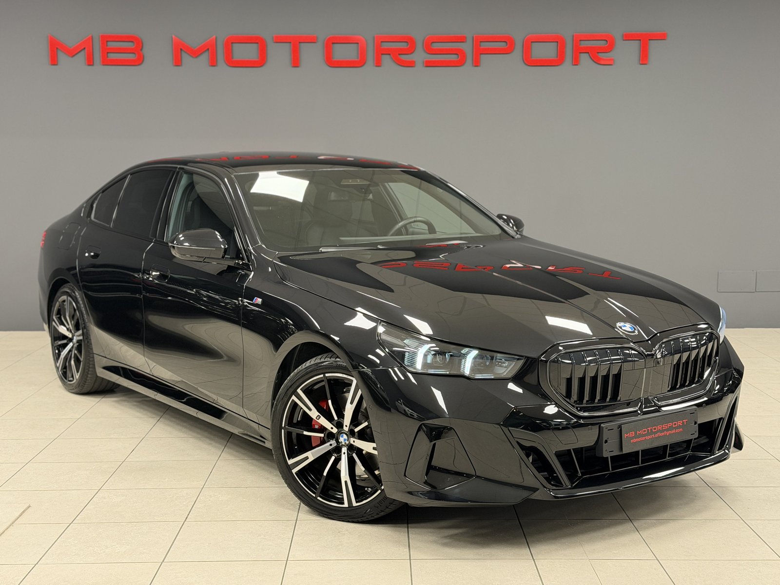 BMW Serie 5 520d xDrive 197 CV Mild-Hybrid Nuova G60 M Sport Pro (Black Sapphire Metallizzato) nel salone MB Motorsport