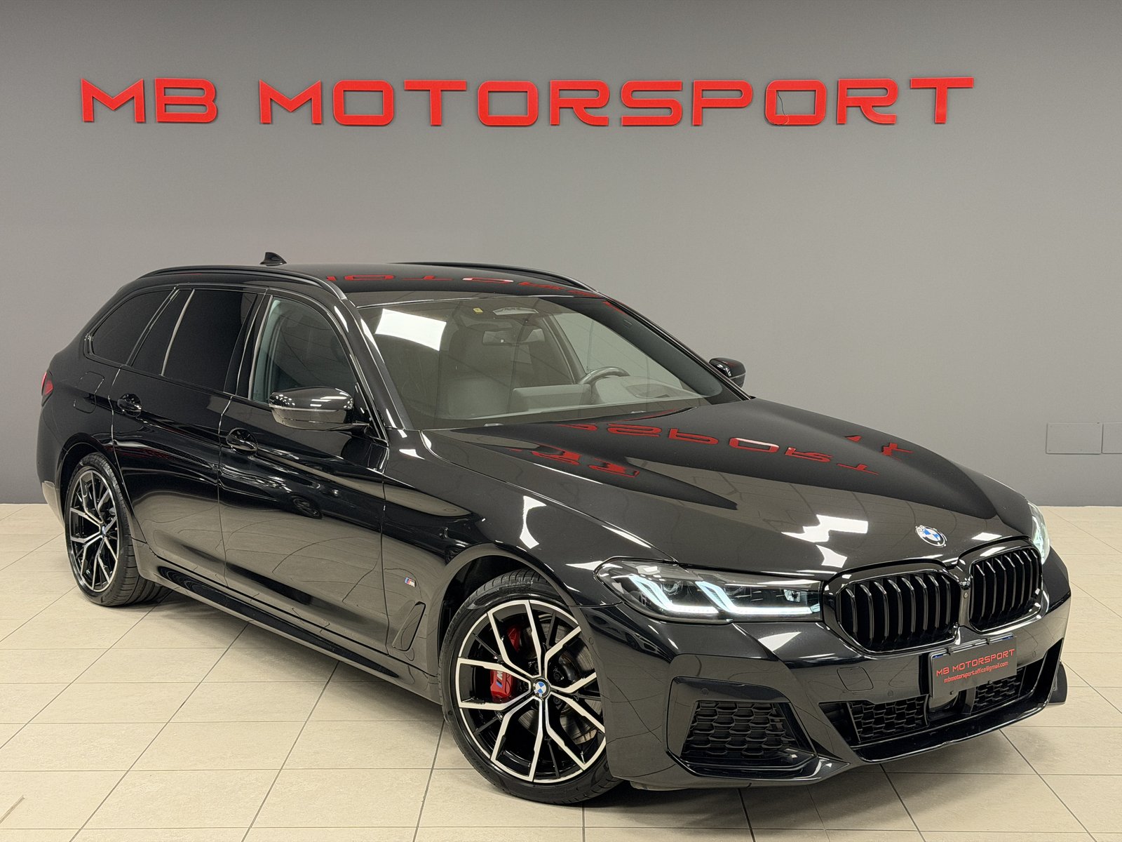 BMW Serie 5 Touring 530d xDrive Touring 286 CV Mild-Hybrid M Sport Pro LCI (Black Sapphire Metallizzato) nel salone MB Motorsport