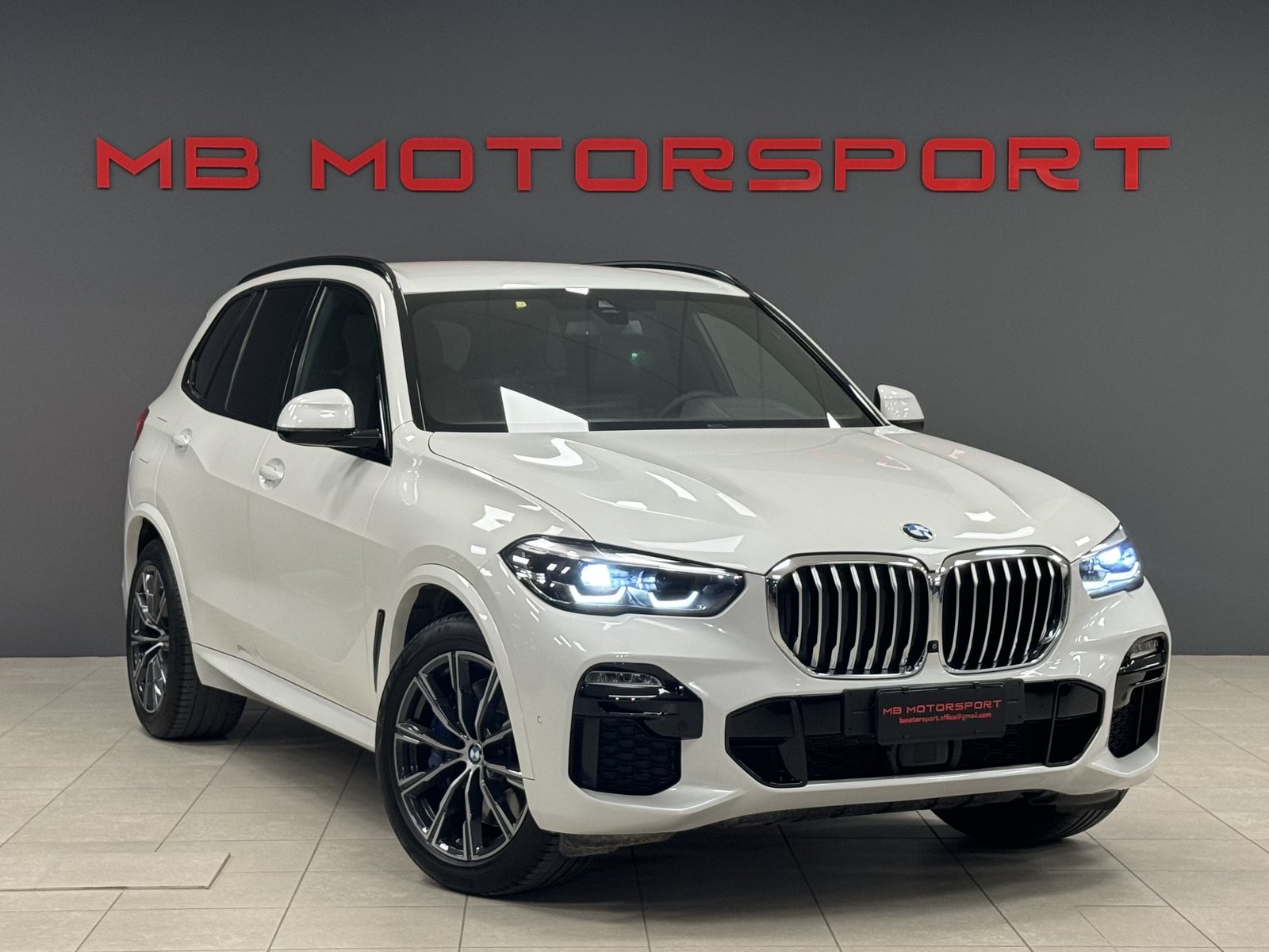 BMW X5 xDrive30d 265 CV 6 Cilindri M Sport G05 (Bianco Alpino (Alpine White)) nel salone MB Motorsport