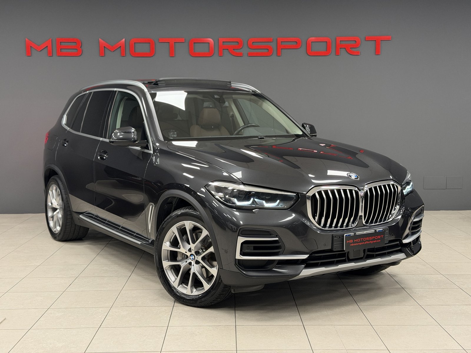 BMW X5 xDrive30d 265 CV 6 Cilindri xLine G05 (Grigio Sophisto Metallizzato) nel salone MB Motorsport