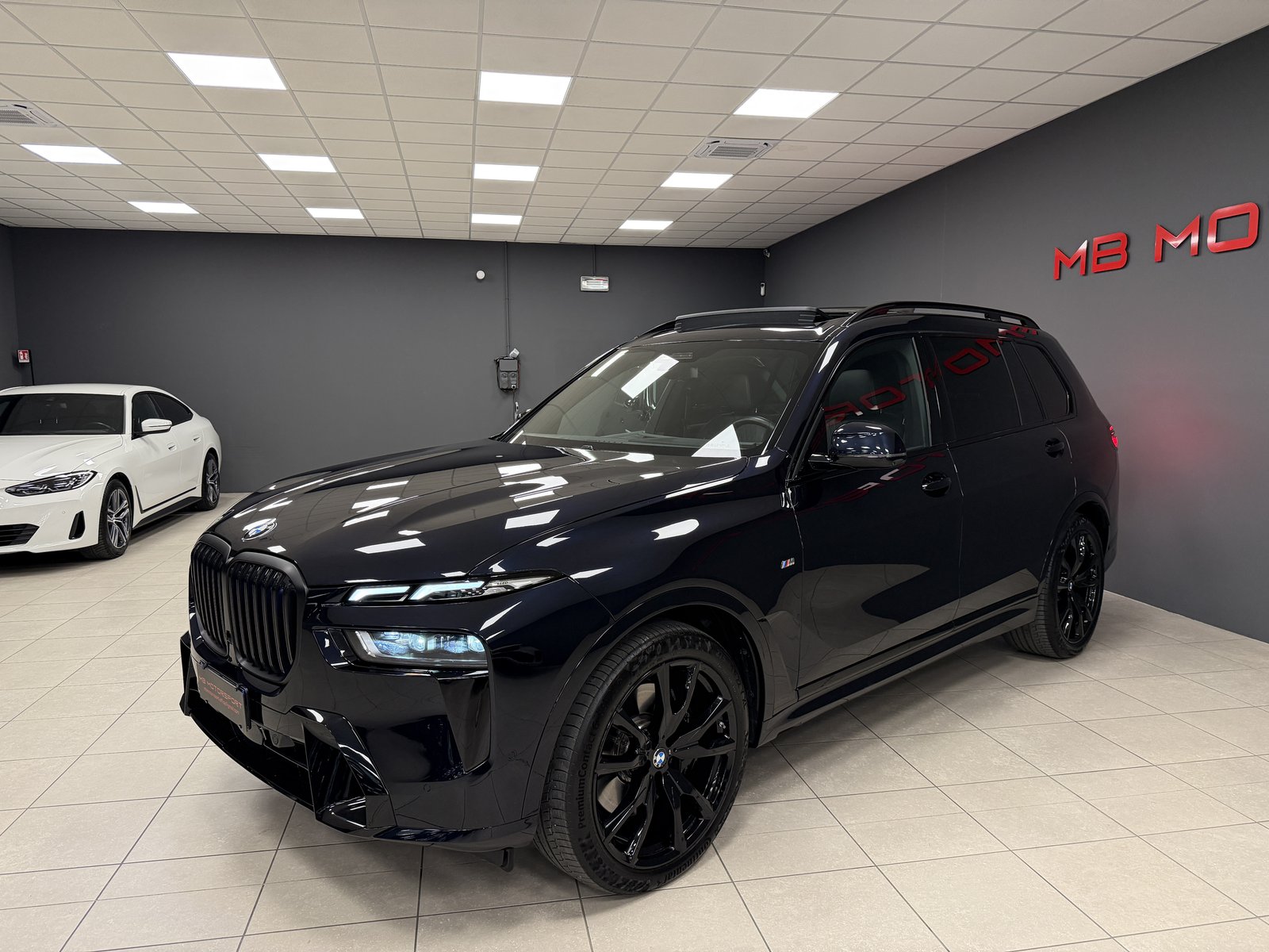 BMW X7 xDrive40d 352 CV Mild-Hybrid 48V M Sport Pro 7 Posti (Black Sapphire / Carbon Black Metallizzato) nel salone MB Motorsport