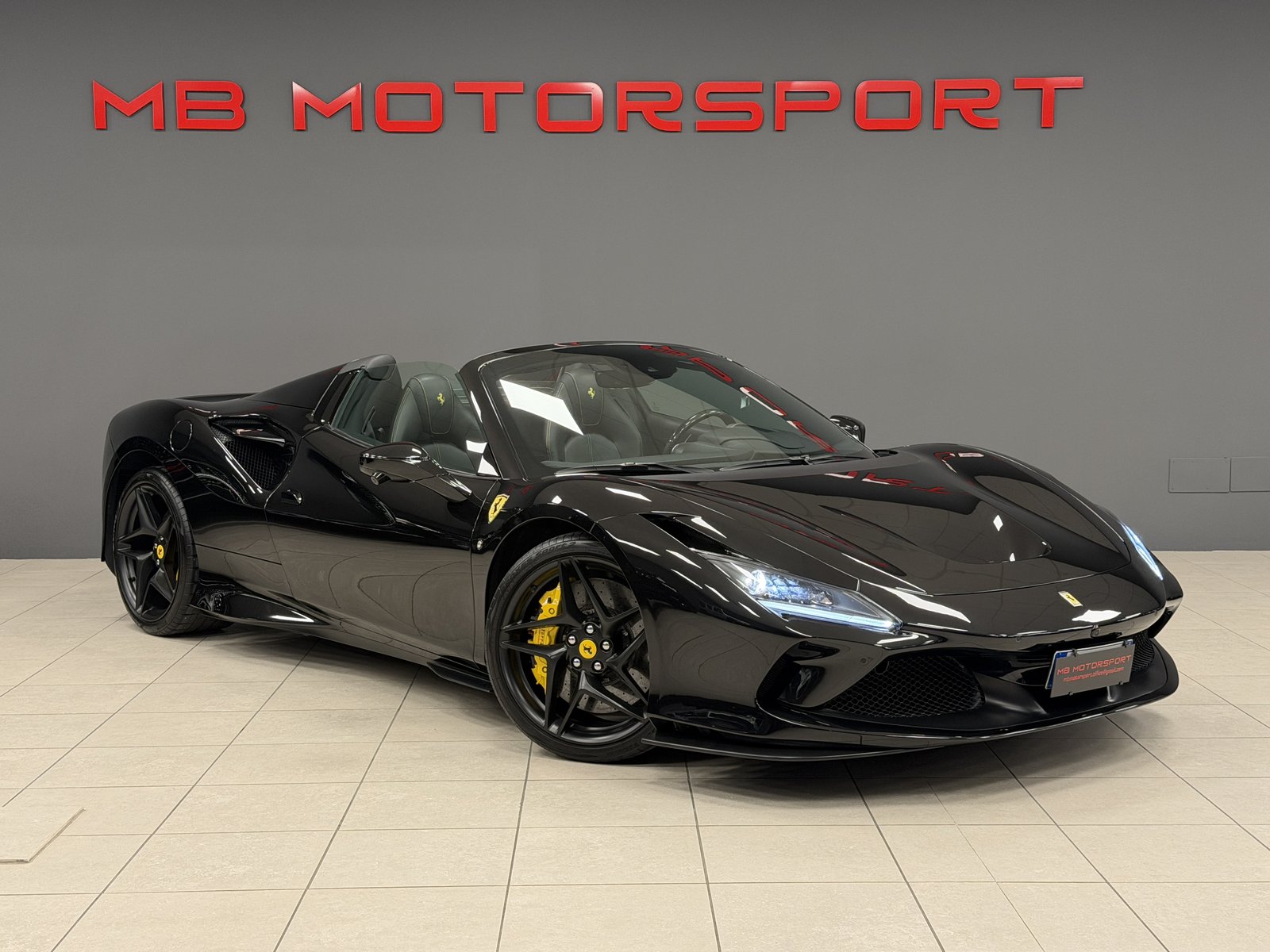 Ferrari F8 Spider 3.9 V8 Bi-Turbo 720 CV F1 Nero Daytona (Nero Daytona Metallizzato) nel salone MB Motorsport