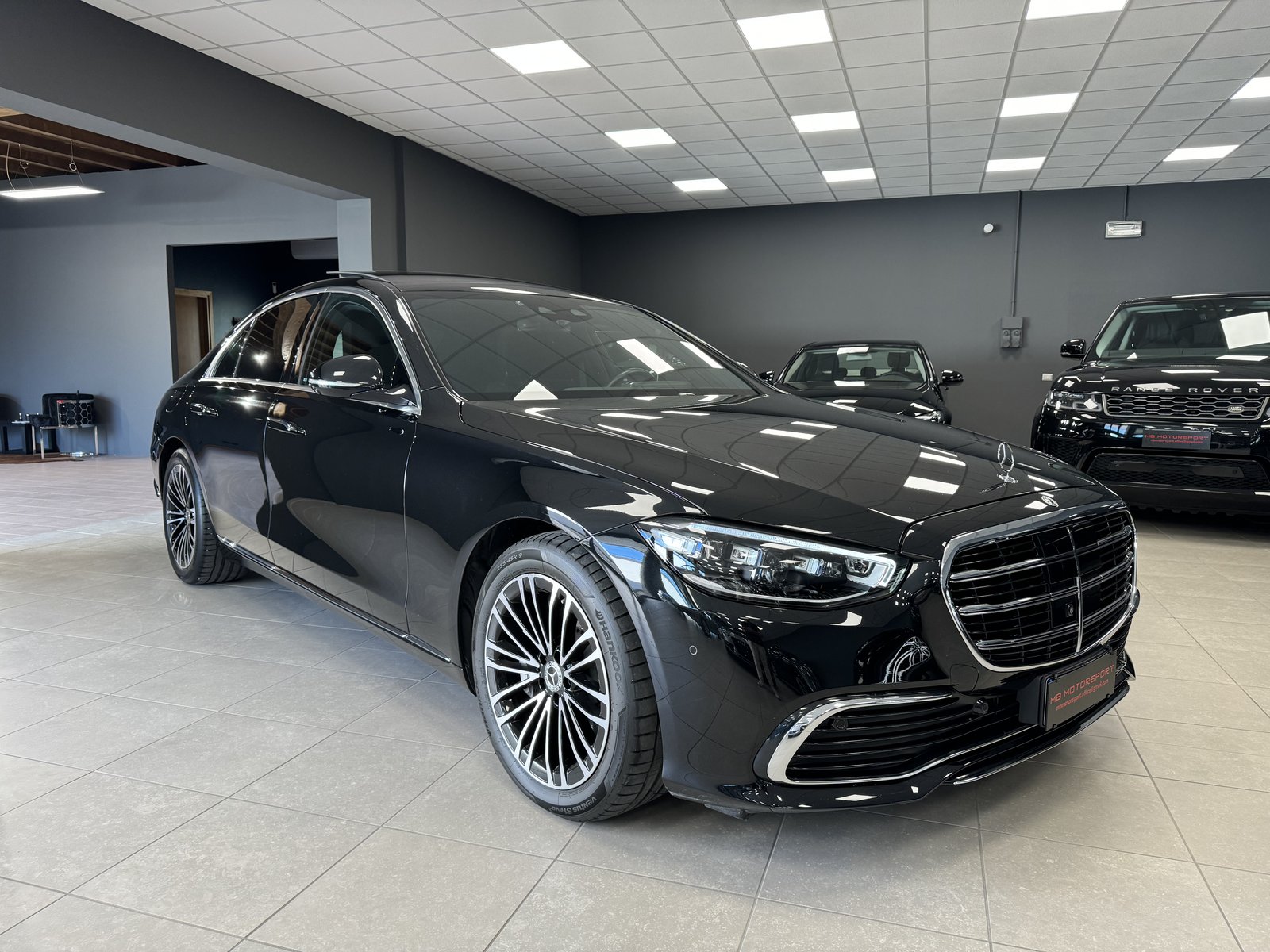 Mercedes-Benz Classe S S 350 d 4MATIC 286 CV W223 Luxury / AMG Line (Nero Ossidiana Metallizzato) nel salone MB Motorsport