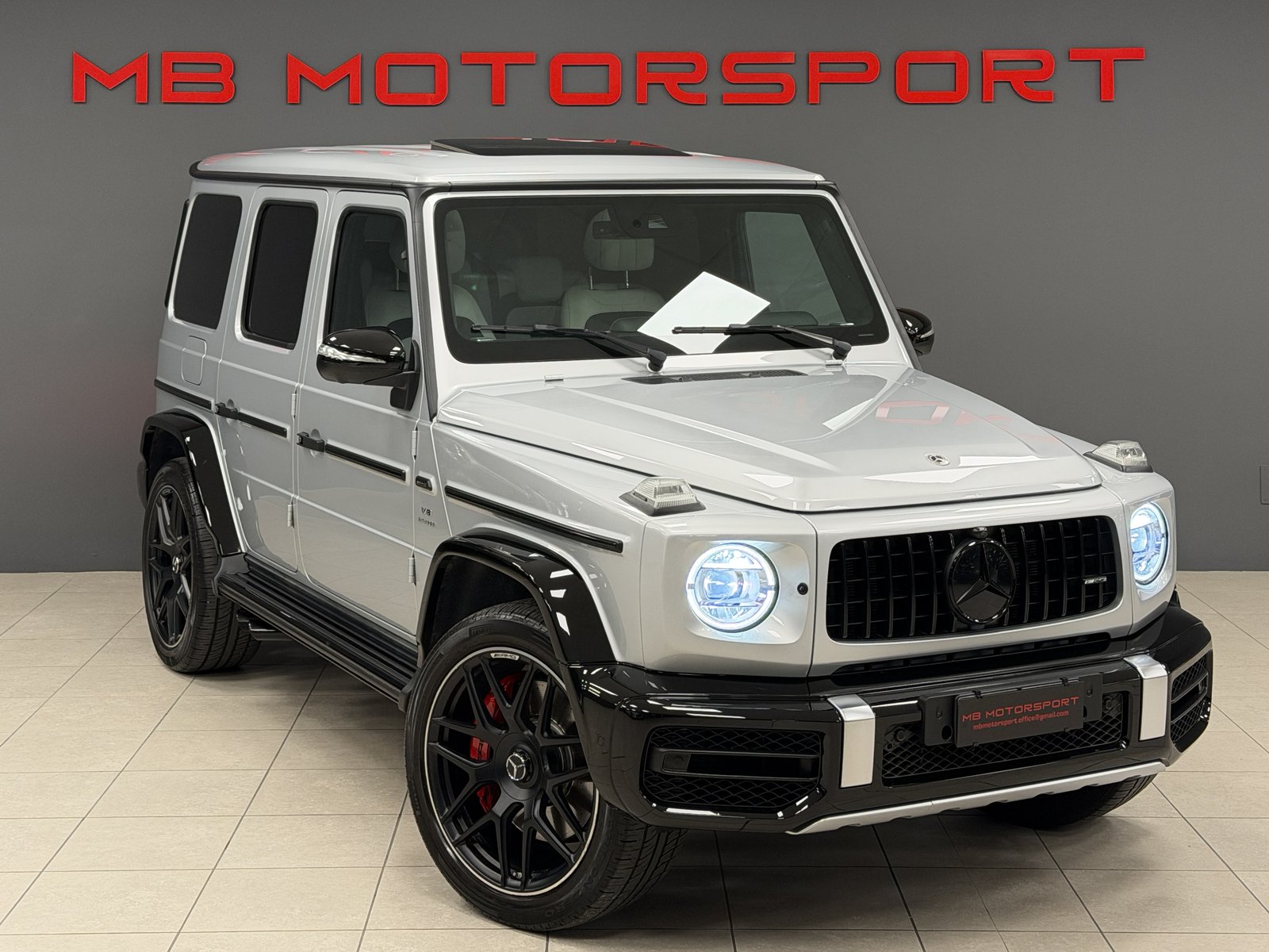 Mercedes-Benz Classe G G 63 AMG 4.0 V8 BiTurbo 585 CV Bicolore Night (Argento Iridio con Passaruota e Tetto Nero Ossidiana) nel salone MB Motorsport