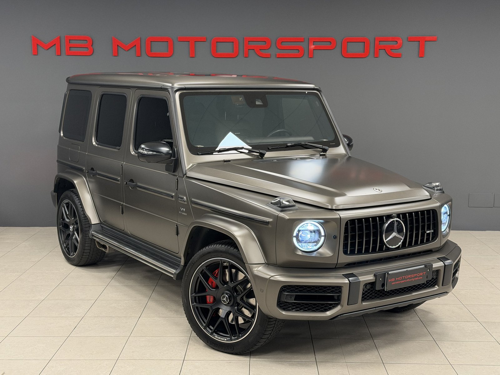 Mercedes-Benz Classe G G 63 AMG 4.0 V8 BiTurbo 585 CV Selenite Magno (MANUFAKTUR Grigio Selenite / Bronzo Magno) nel salone MB Motorsport