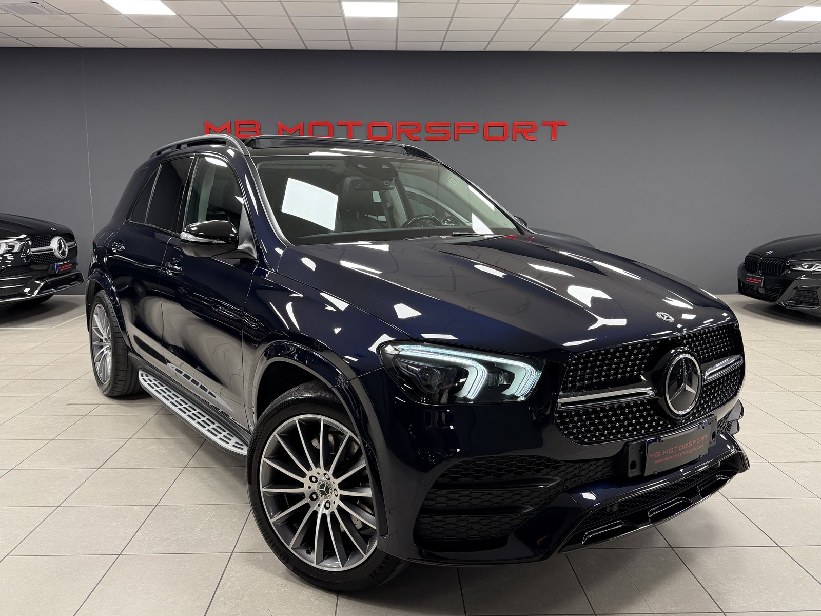 Mercedes-Benz GLE 400 d 4MATIC 330 CV 6 Cilindri AMG Line Night Package (Blu Cavansite Metallizzato) nel salone MB Motorsport