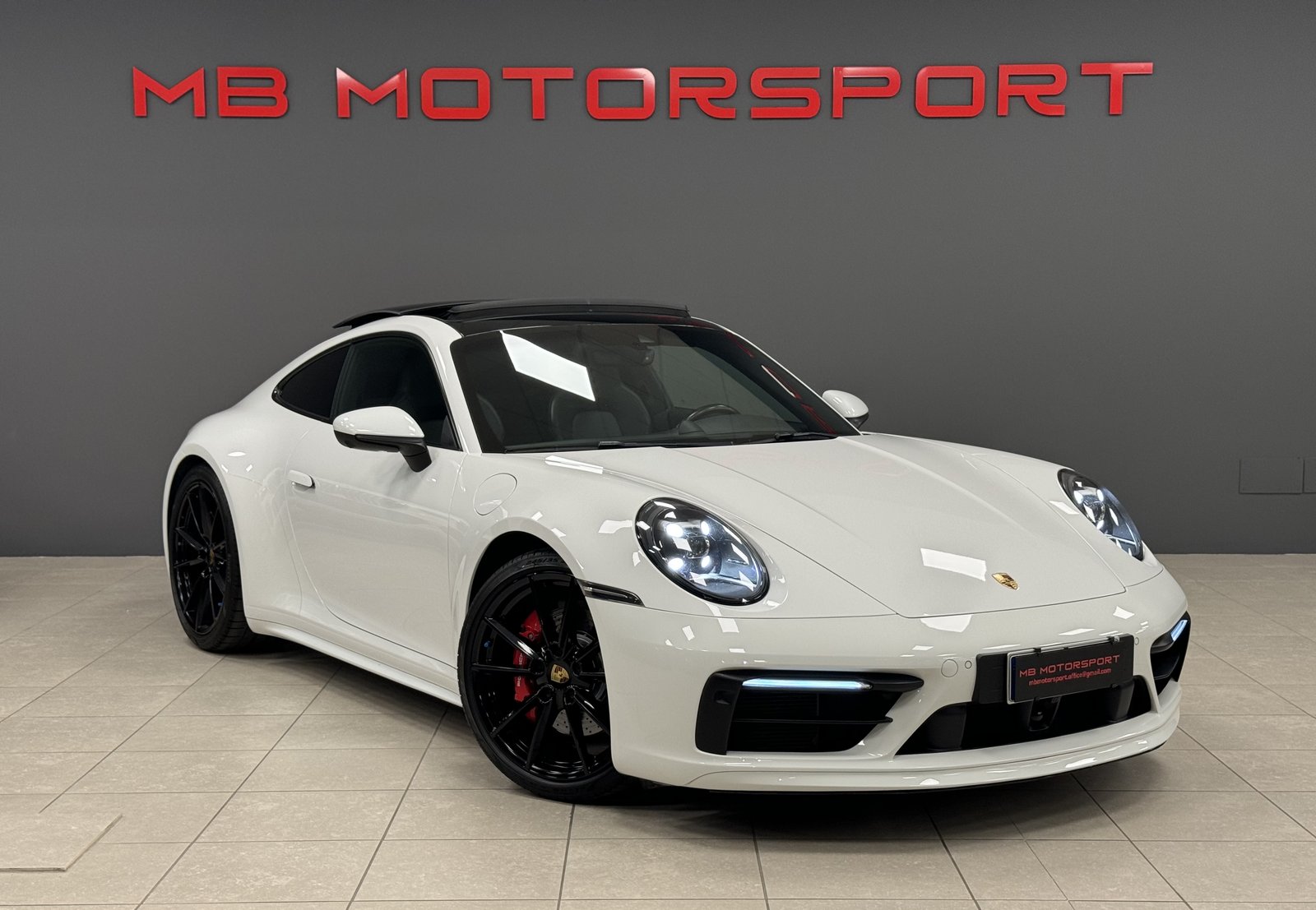 Porsche 911 (992) Carrera 4S Coupé 3.0 450 CV PDK (Bianco Puro con dettagli Nero Lucido) nel salone MB Motorsport