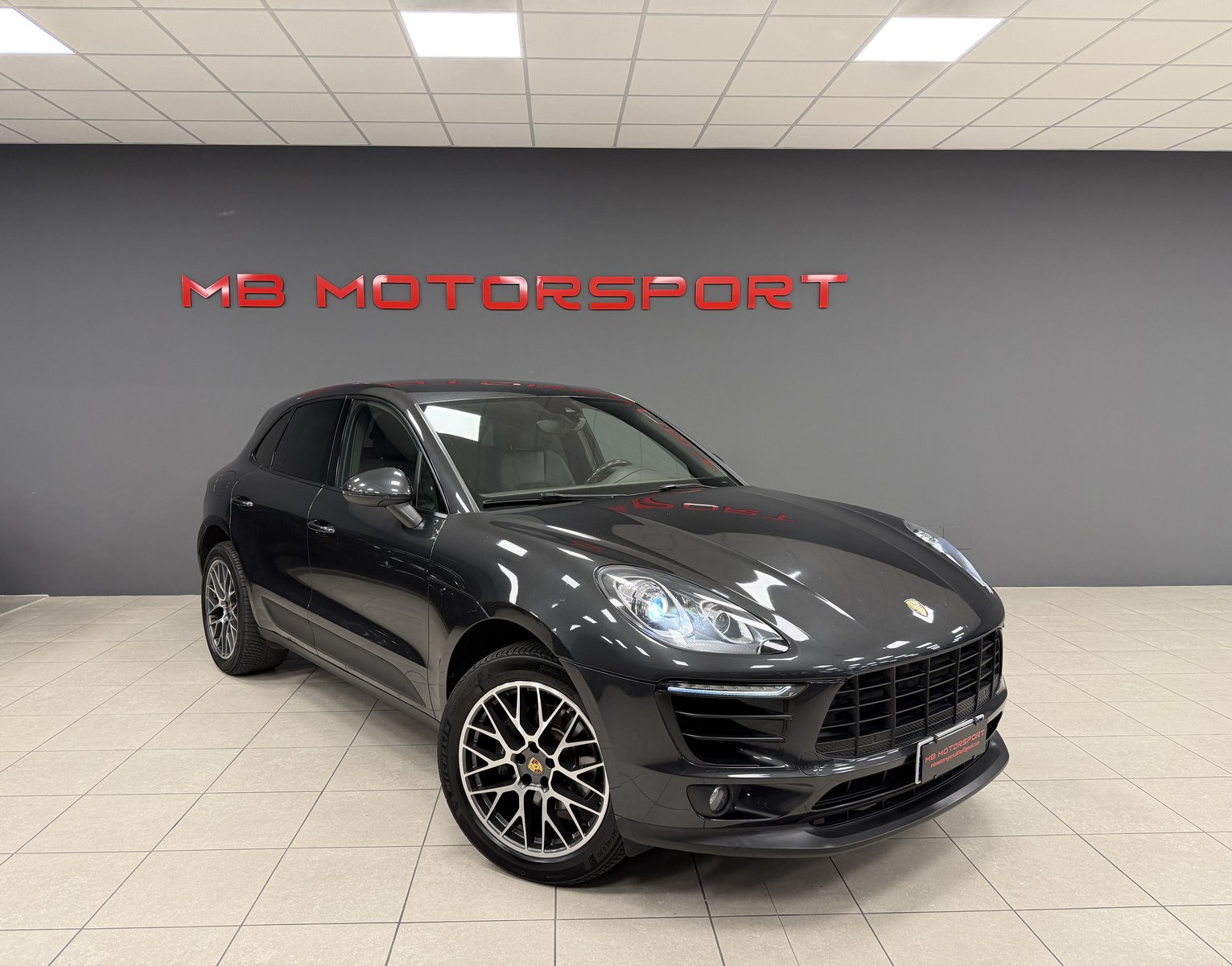 Porsche Macan 2.0 Turbo 245 CV PDK 4x4 (Grigio Vulcano Metallizzato) nel salone MB Motorsport