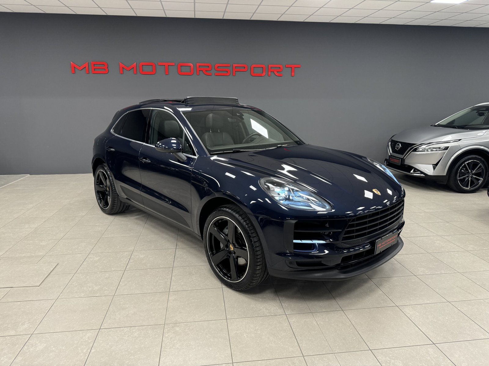 Porsche Macan Restyling 2.0 Turbo 245 CV PDK (Blu Notte Metallizzato (Night Blue)) nel salone MB Motorsport