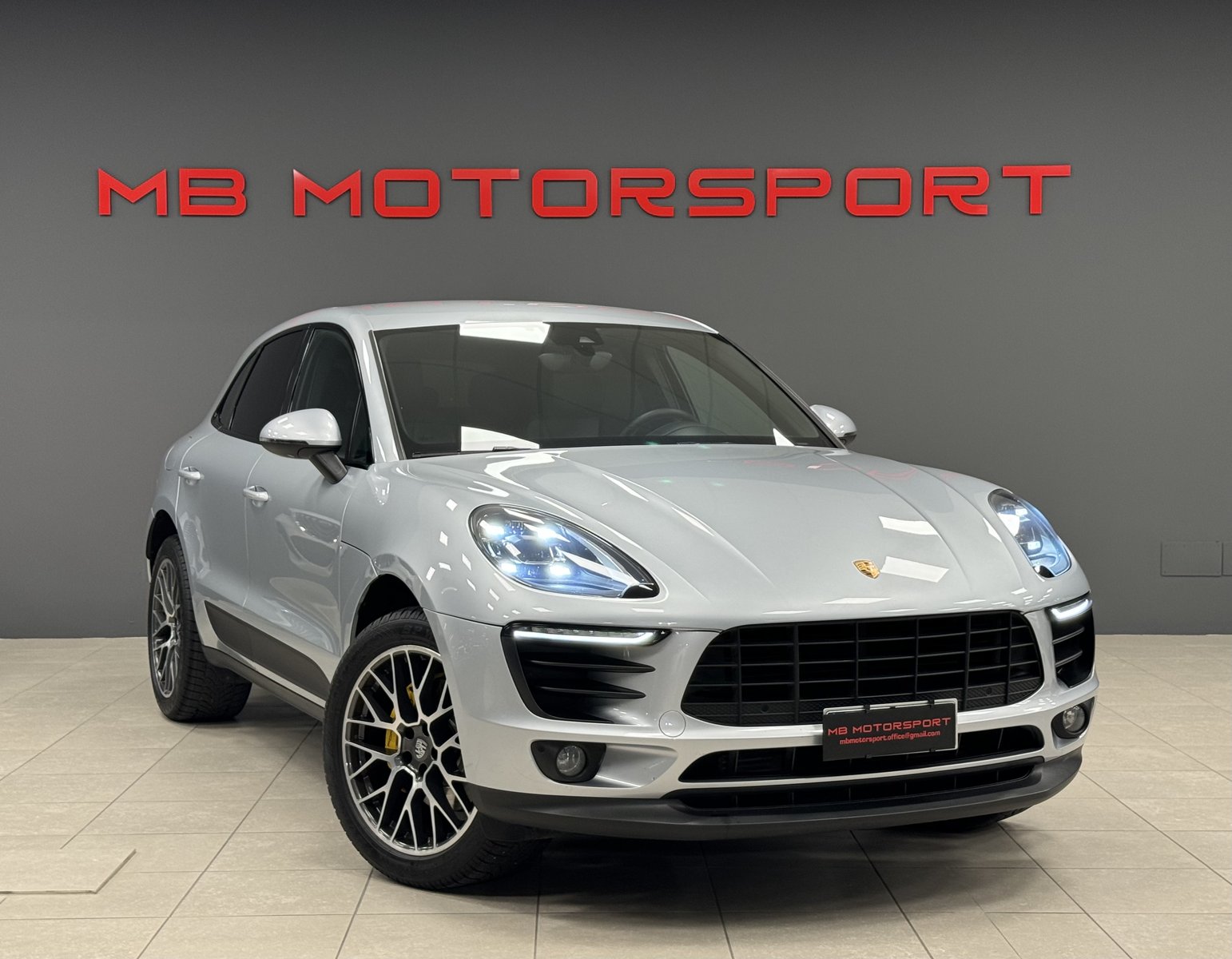 Porsche Macan S 3.0 V6 250 CV PDK (Argento Rodio Metallizzato (Rhodium Silver)) nel salone MB Motorsport