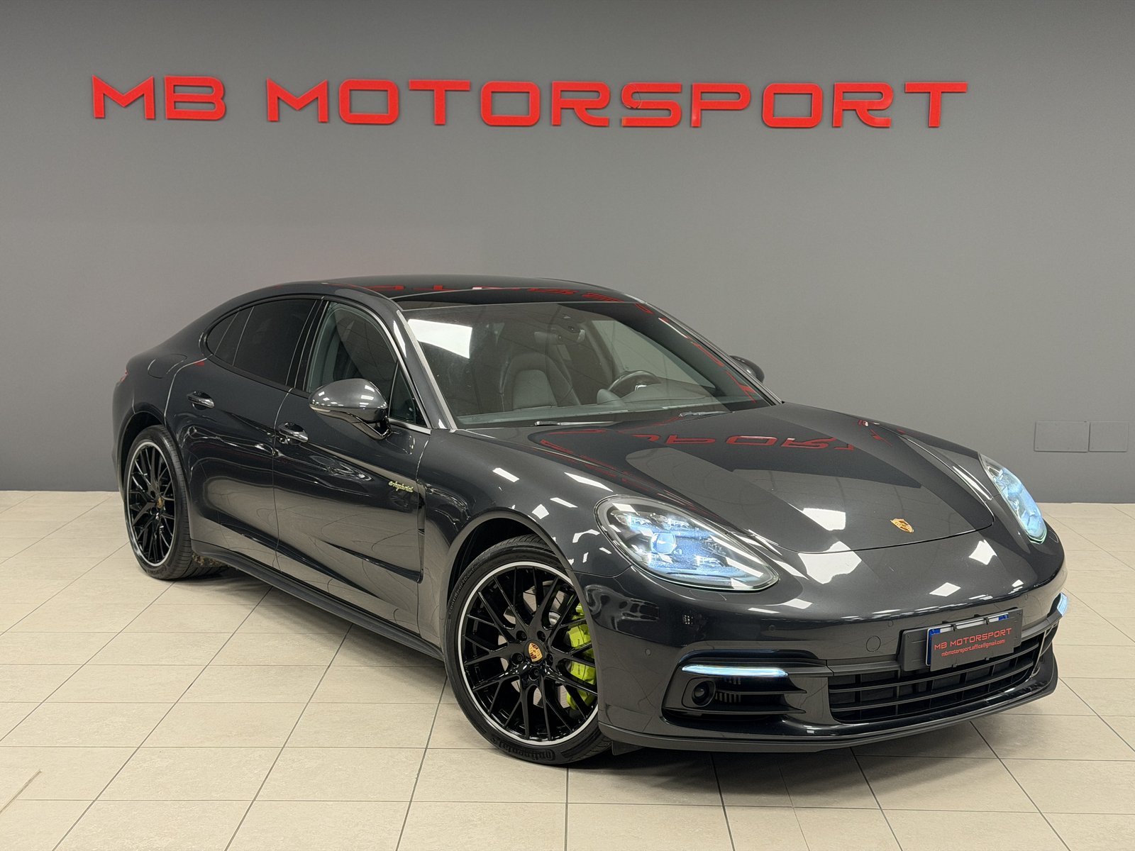 Porsche Panamera 4 E-Hybrid 2.9 V6 Bi-Turbo 462 CV PDK (Grigio Vulcano Metallizzato) nel salone MB Motorsport